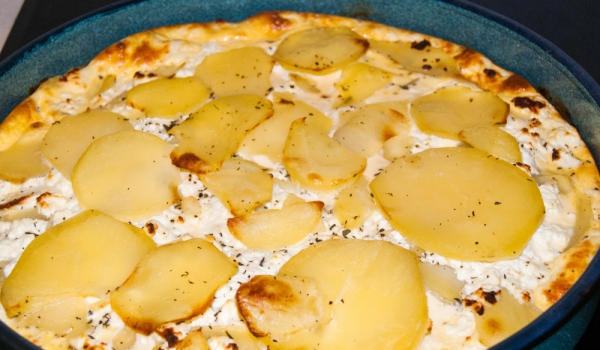 Вкусна картофена запеканка с мляко