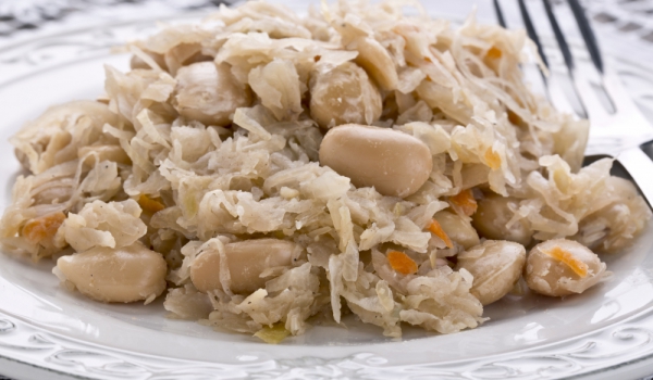 Печен боб с кисело зеле