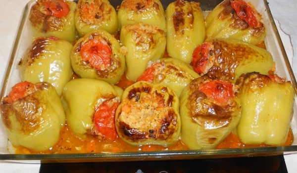 Пълнени чушки с ориз и зеленчуци
