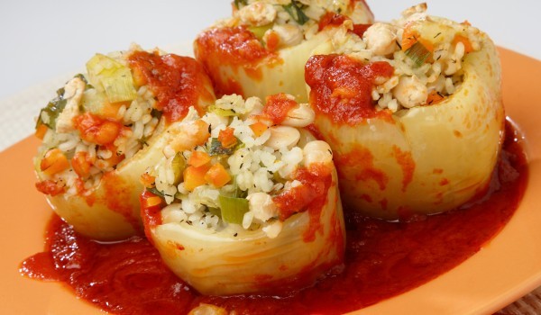 Пълнени пиперки с ориз и зеленчуци