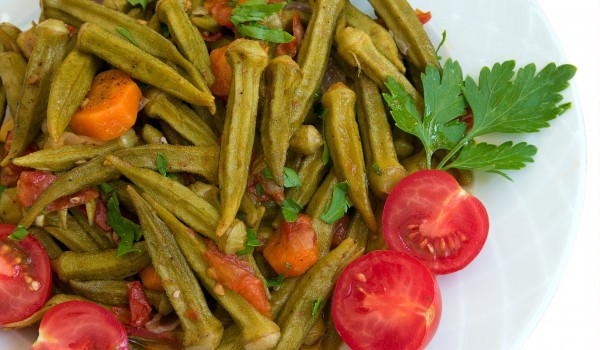 Гювеч с бамя и картофи