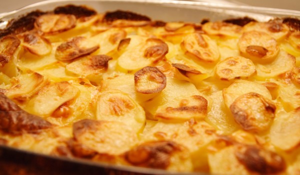 Запечени картофи със сирене и кашкавал