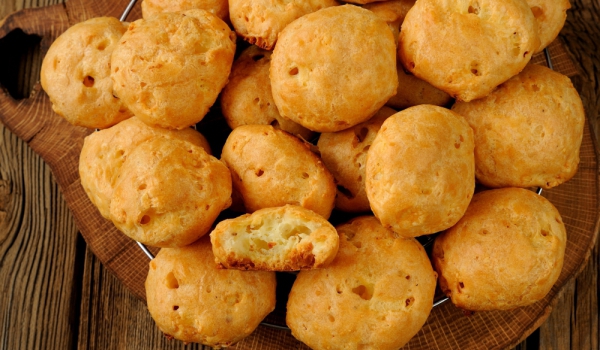 Кашкавалени топки от парено тесто