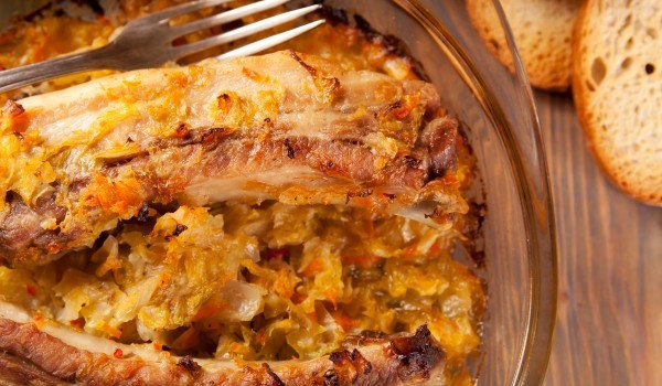 Свински ребърца с кисело зеле