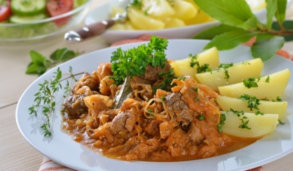 Свинска глава с картофи