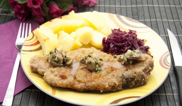 Смляно месо с кашкавал, яйце и гъби