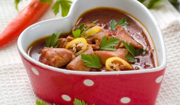 Телешко с печен лук и доматен сос