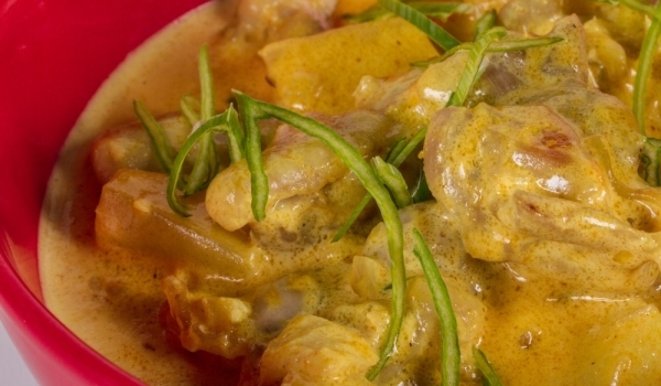 Пиле с лук и картофи