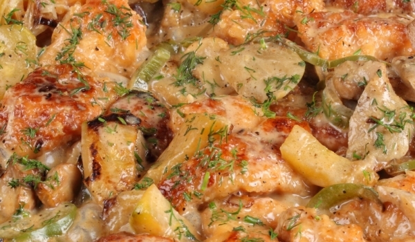 Пилешко със зеленчуци и сметана