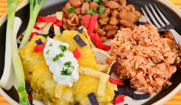 Енчиладас с пилешко месо и сметана