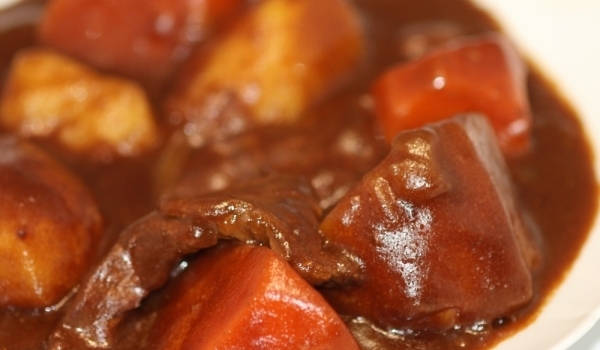 Пролетна яхния с овнешко месо и зеленчуци