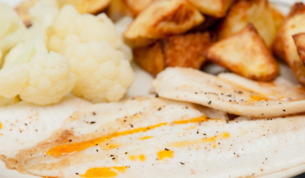 Задушена риба с варени зеленчуци