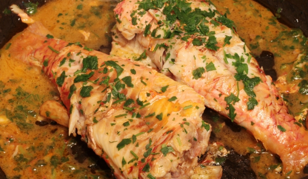 Задушена риба с лимон и магданоз