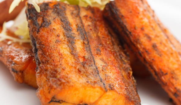 Пържена змиорка с доматен сос