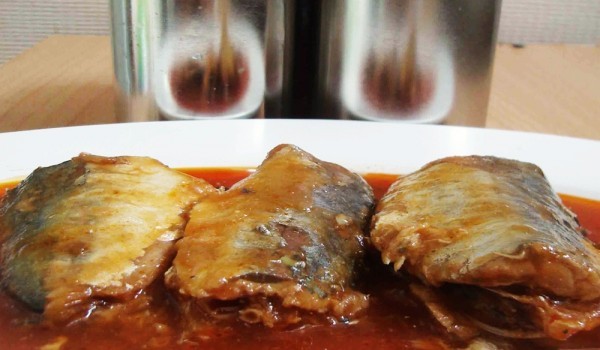 Скумрия на фурна с доматен сос