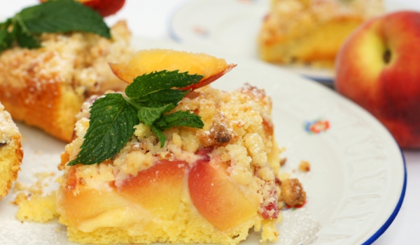 Италиански сметанов сладкиш с нектарини