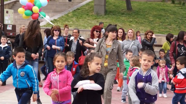 С пъстър флашмоб отбелязаха 55-ия рожден ден на Детска градина „Зорница“ в Смолян