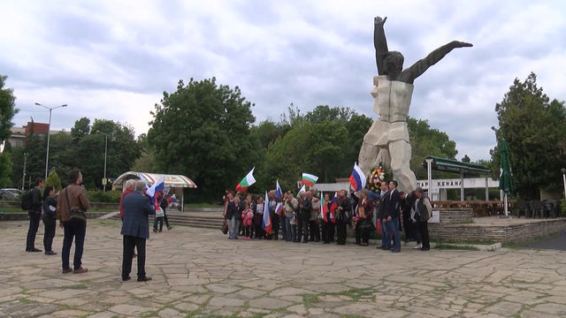 С шествие “Безмъртния полк” почетоха паметта на съветските войници, загинали във Втората световна война